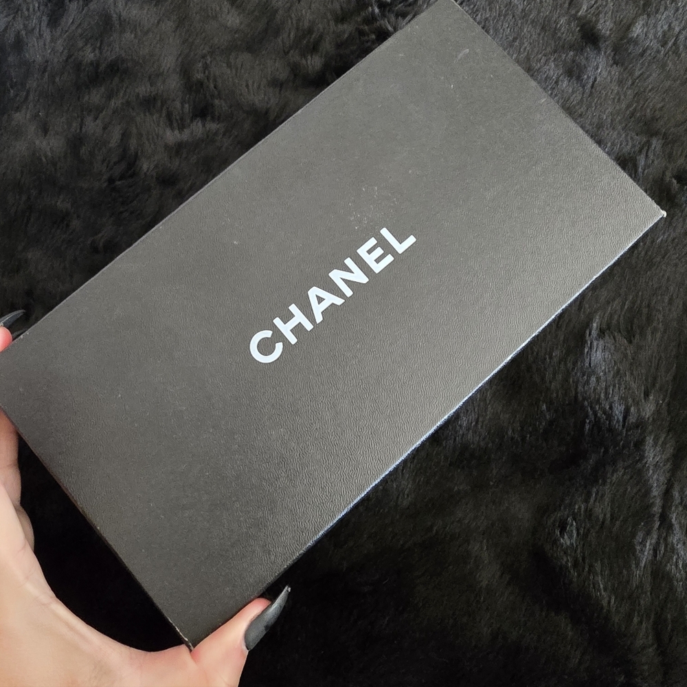 CHANEL Silver Quilted Leather Clutch with CC Logo - Picture 4 of 16